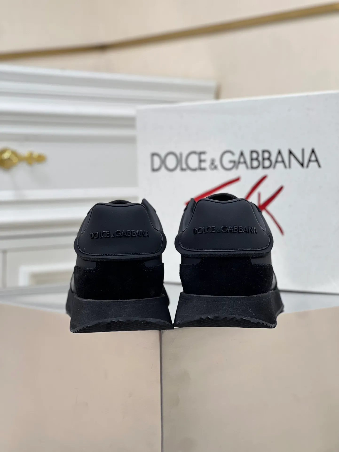 Factory price: 458💰••New product•• Dolce&G*_dgDolce&G*_dgDolce&G*_dgDolce&G*_dgDolce&G*_dgDolce&G*_dgDolce&G*_dgDolce&G*_dgDolce&G* 2024 new men's lace-up leather casual sneakers for early spring are made of imported suede cowhide spliced ​​with waterproof fabrics, mixed and matched color design, a fashionable and energetic sneaker that can easily meet the needs of modern dressing and highlight the contemporary lifestyle style. The foot is fully lined with cowhide for greater comfort. The tongue and heel are decorated with logos. It is equipped with a rubber outsole. The heel and toe are wrapped to further protect our feet. It is a model worth buying! Size: 39-44 (customized at 38.45)